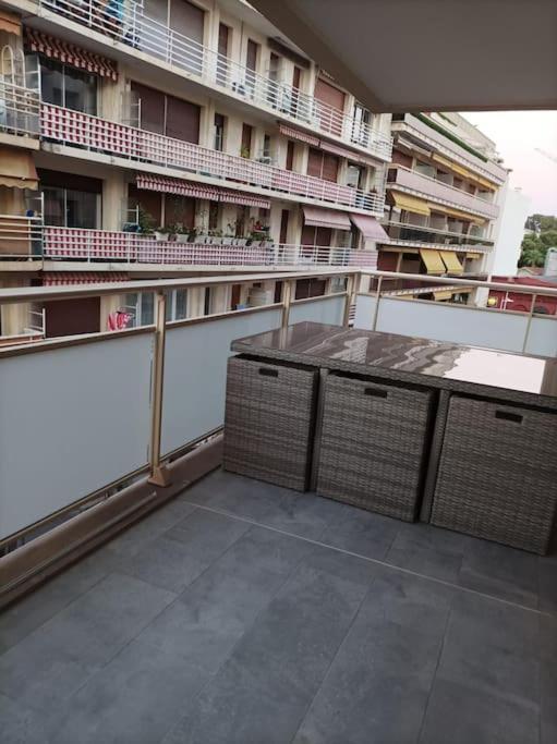 Emplacement De Premier Ordre En Bas Des Plages Et Des Commerces Juan-les-Pins Exterior photo